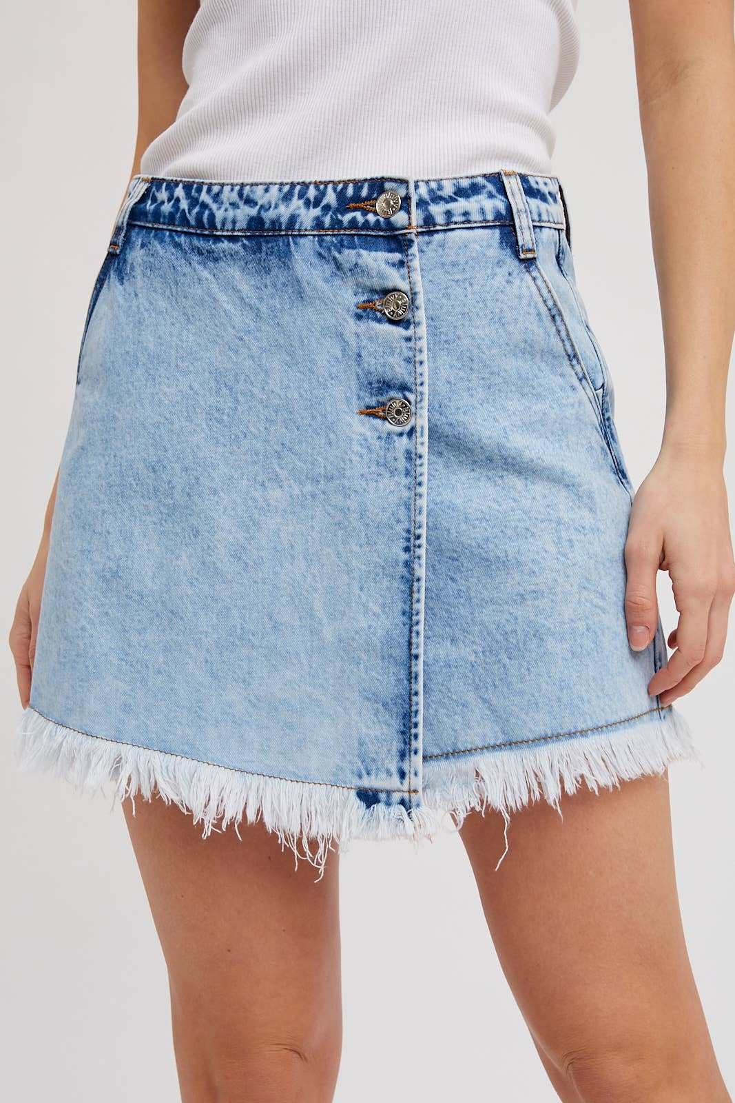 DENIM FRAYED-TRIM SKORT