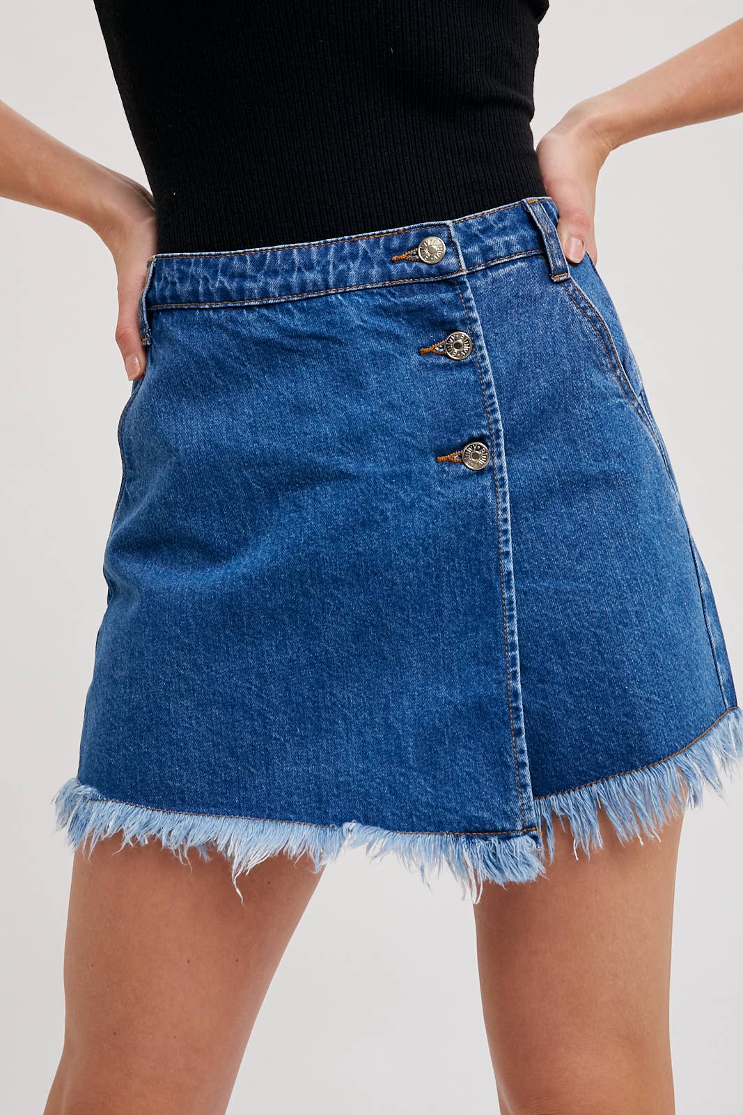 DENIM FRAYED-TRIM SKORT