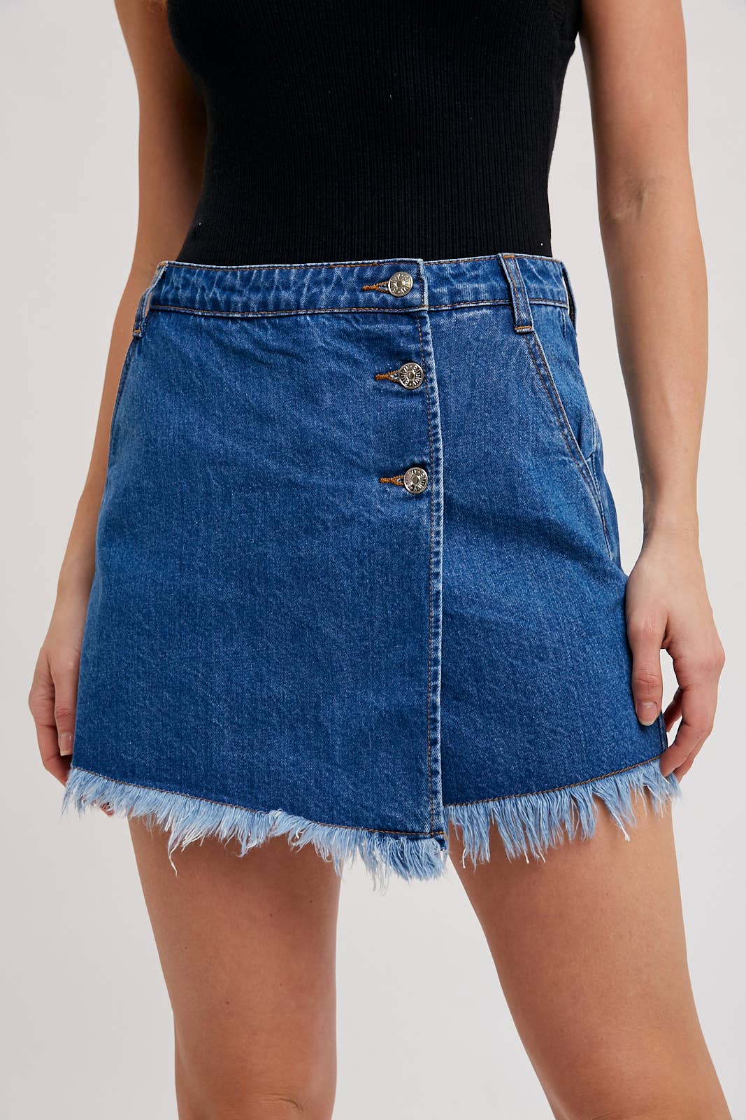 DENIM FRAYED-TRIM SKORT